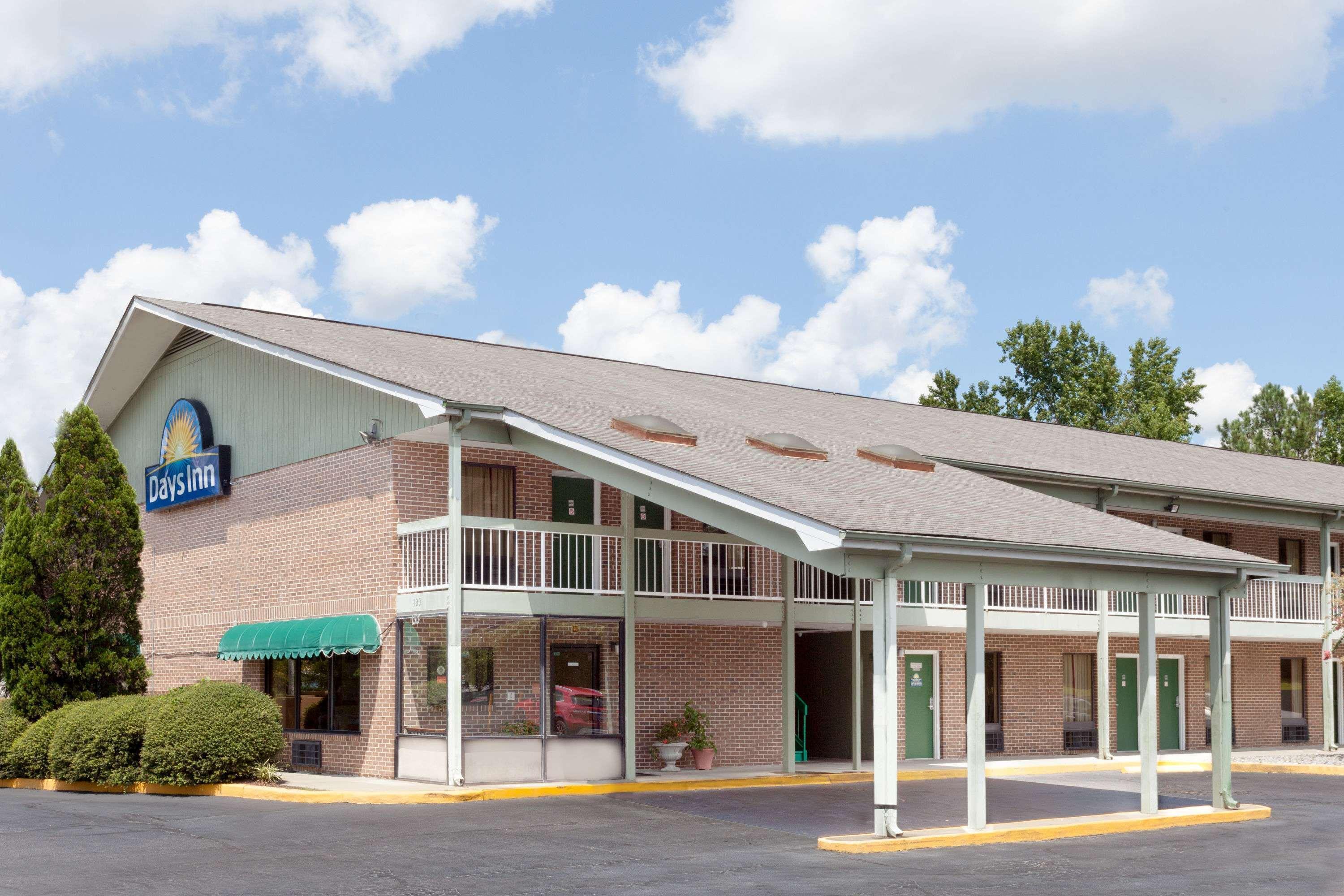 Days Inn By Wyndham Columbia Ne Fort Jackson Kültér fotó