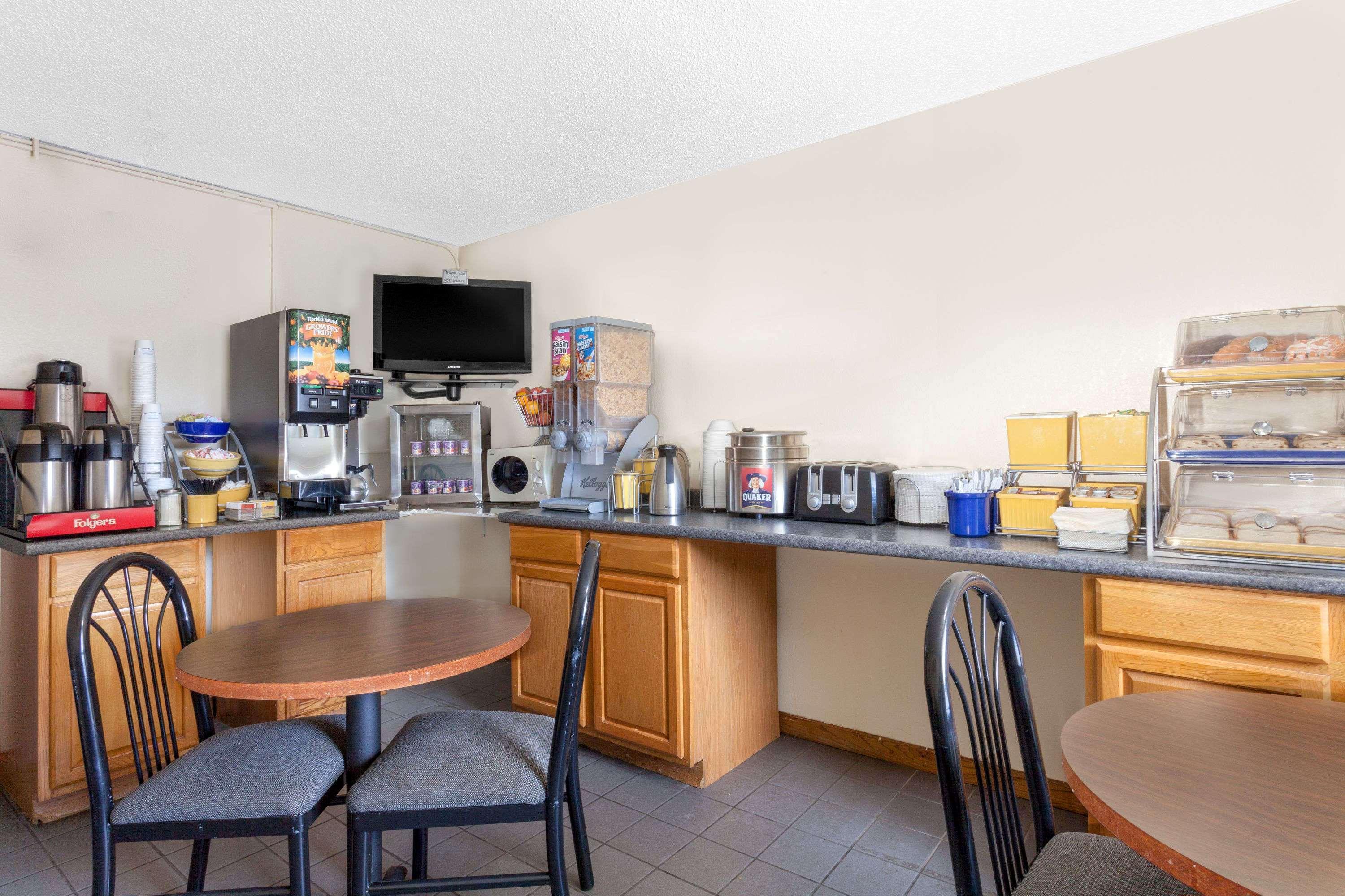 Days Inn By Wyndham Columbia Ne Fort Jackson Kültér fotó