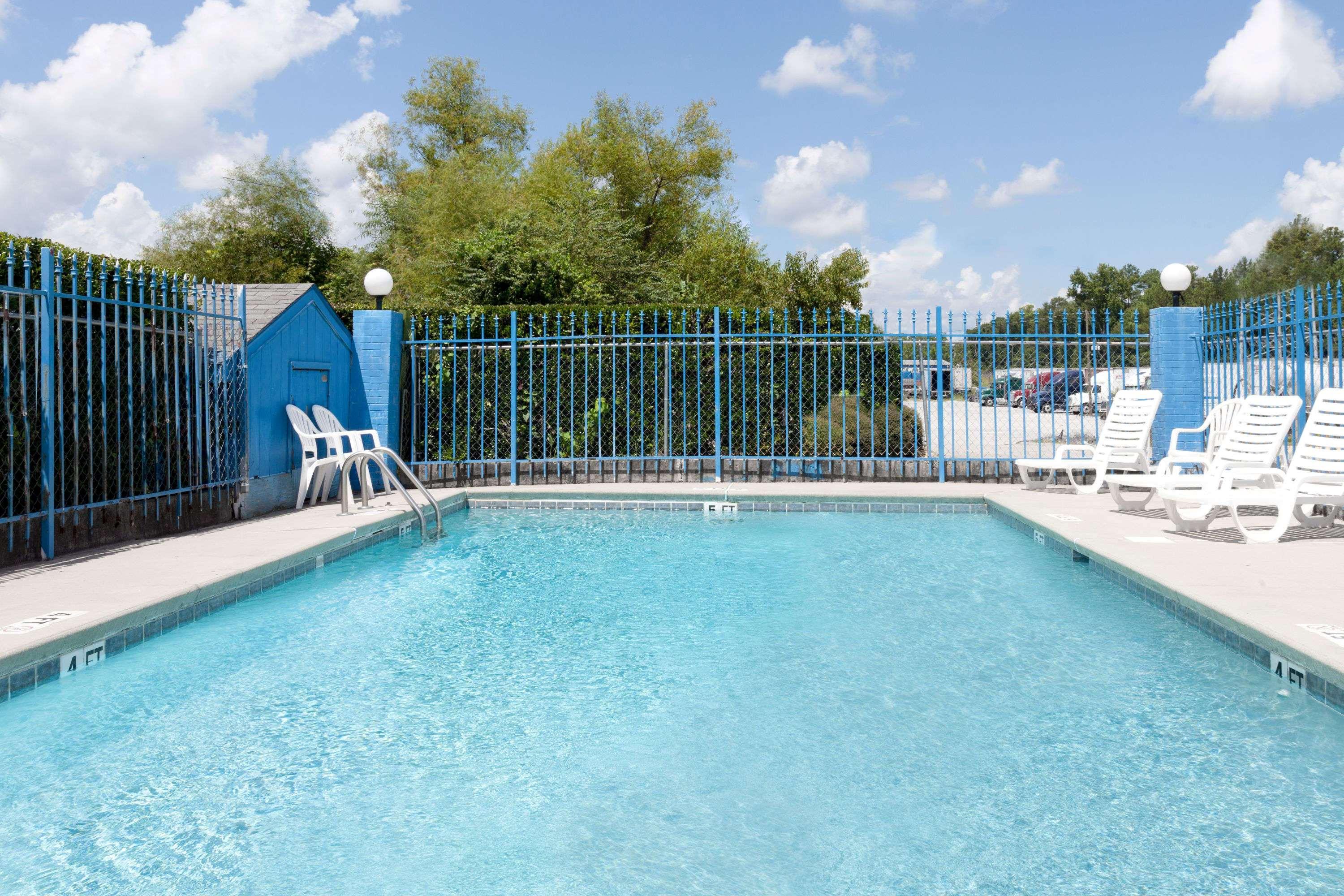 Days Inn By Wyndham Columbia Ne Fort Jackson Kültér fotó